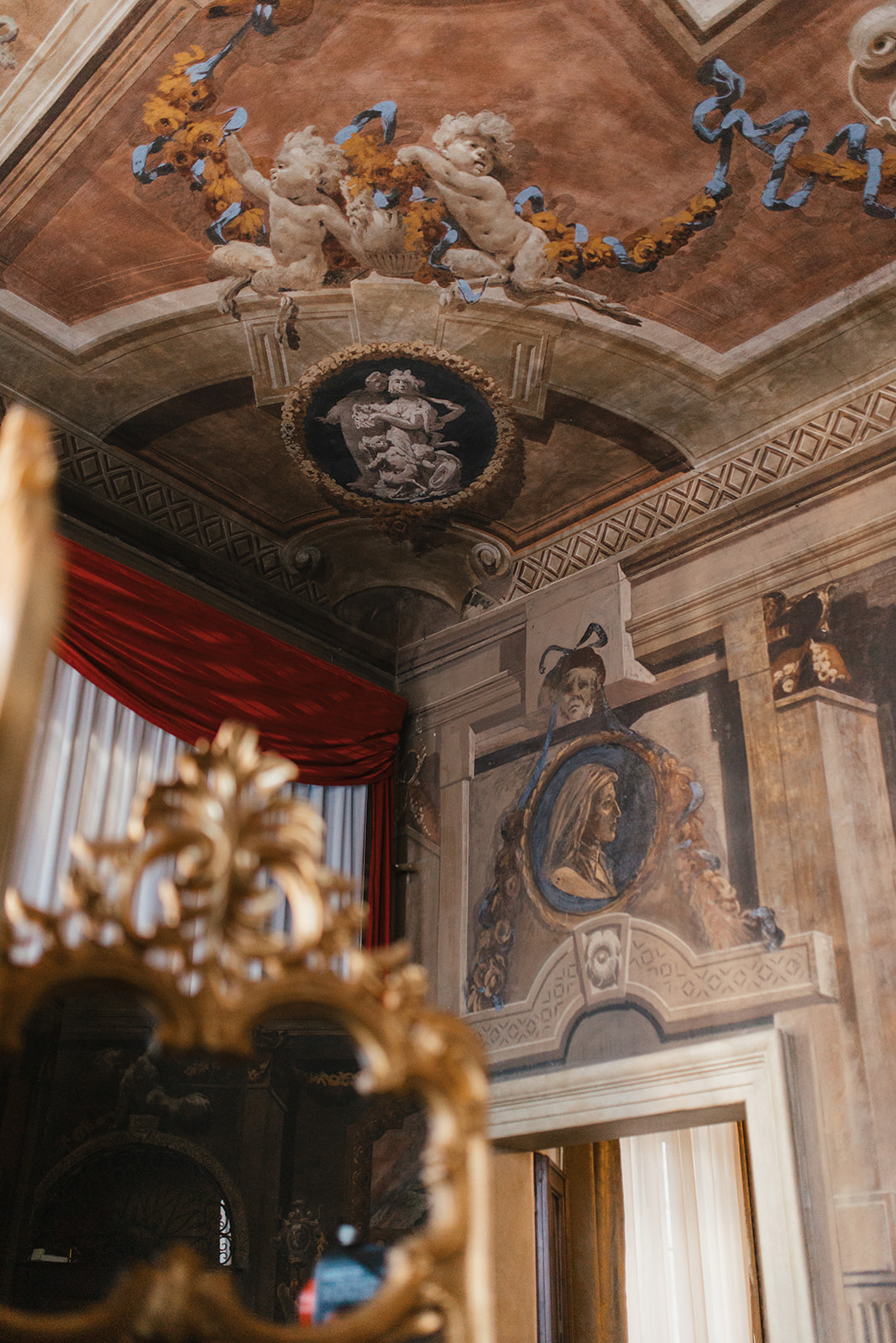 Cherubs on the palazzo ceiling